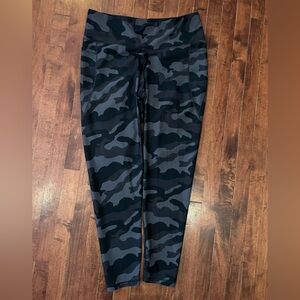 Old Navy Active Black and Gray Camouflage Leggings
